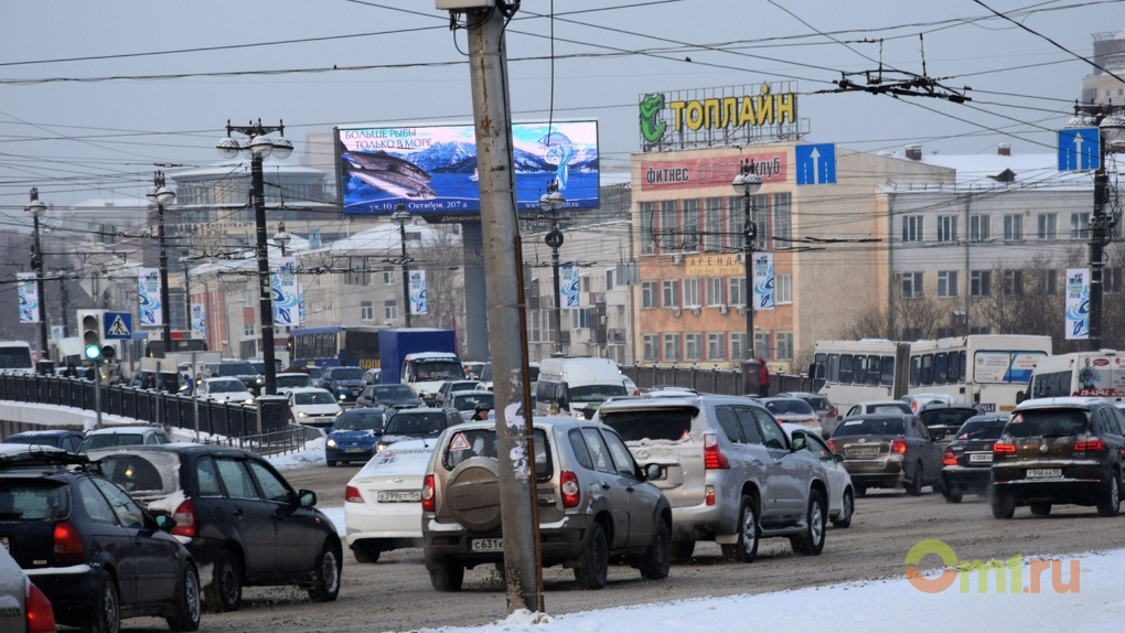 Пробки омск. Пробки в городе Омске. Пробки в Омске из машины!. Пересечение улицы Фрунзе и красный путь Омск.