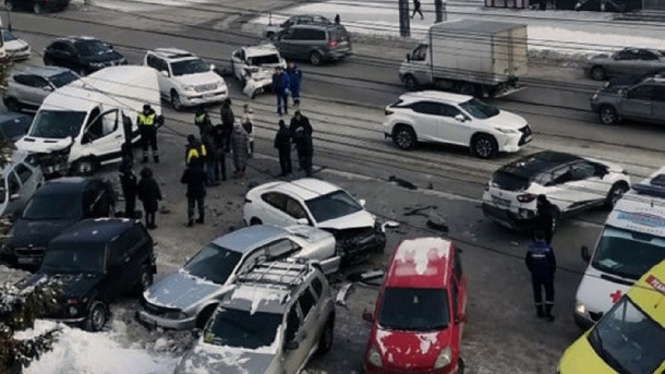 Разбитое лицо и травмы: три новосибирца пострадали в массовом ДТП в Новосибирске