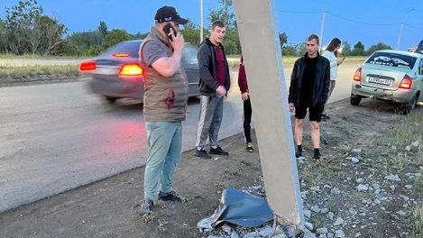 На въезде в Омск пьяный водитель на иномарке влетел в столб
