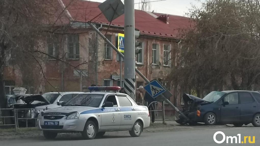В Омске на улице 10 лет Октября машины повредили знак и врезались в дерево