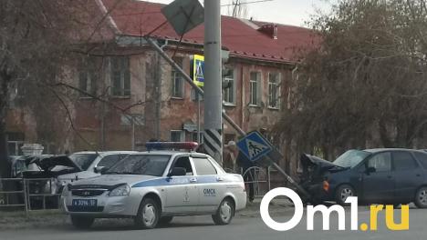 В Омске на улице 10 лет Октября машины повредили знак и врезались в дерево