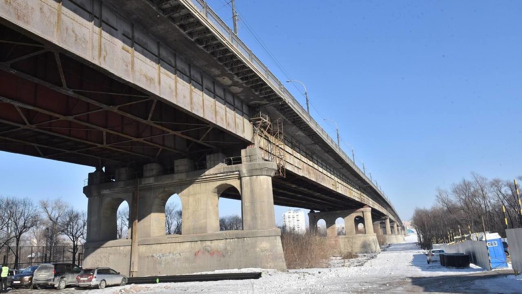 На Ленинградском мосту в Омске отремонтируют ямы на оставшихся для проезда полосах