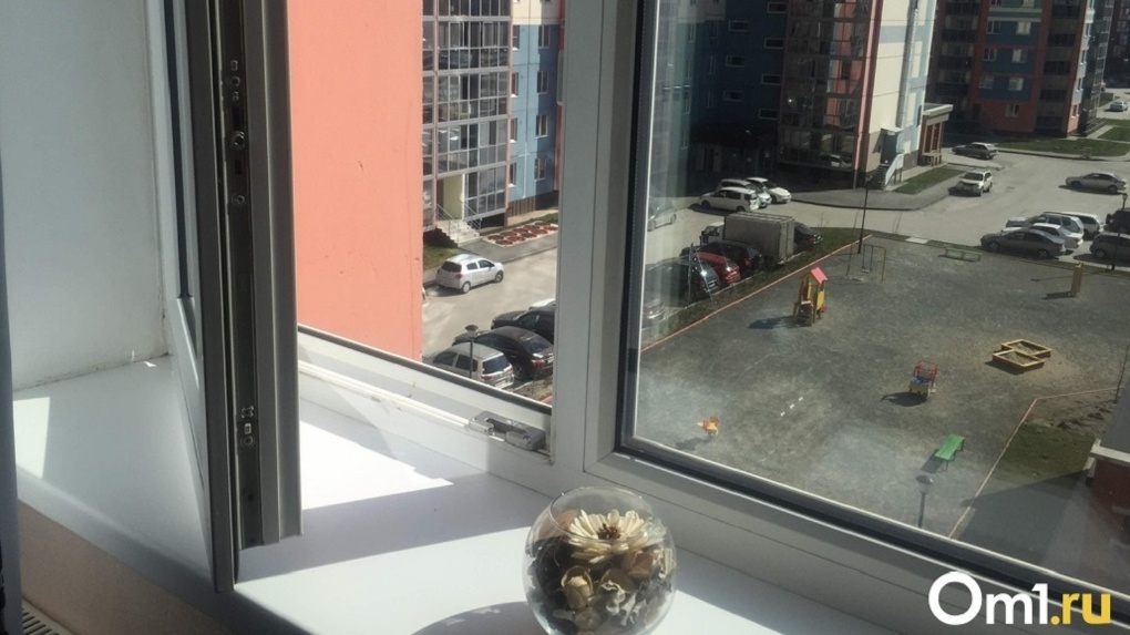 Пятилетняя девочка упала с третьего этажа в Омске