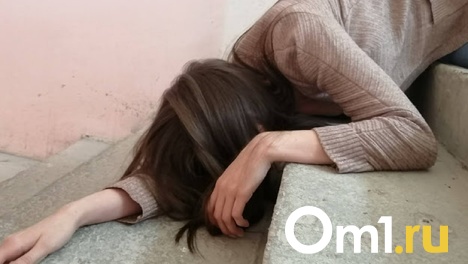 Рецидивист пришёл к незнакомой омичке домой, связал её и вывез за город