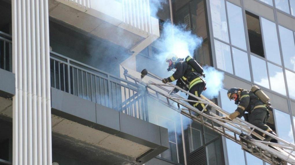 Пожарные вывели 15 новосибирцев из горящей девятиэтажки