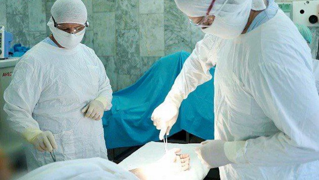 Омские врачи спасли женщину весом в 150 килограммов после падения с третьего этажа