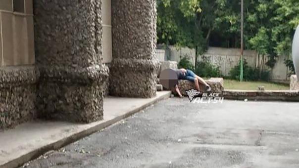 Тело мужчины нашли под окнами многоэтажки в Новосибирске