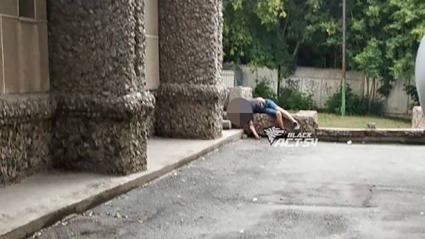 Тело мужчины нашли под окнами многоэтажки в Новосибирске