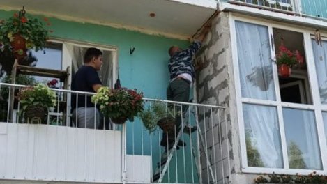 Жительница Новосибирска построила незаконную балконную перегородку