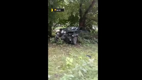 Автомобиль съехал с дороги и врезался в дерево в Новосибирске