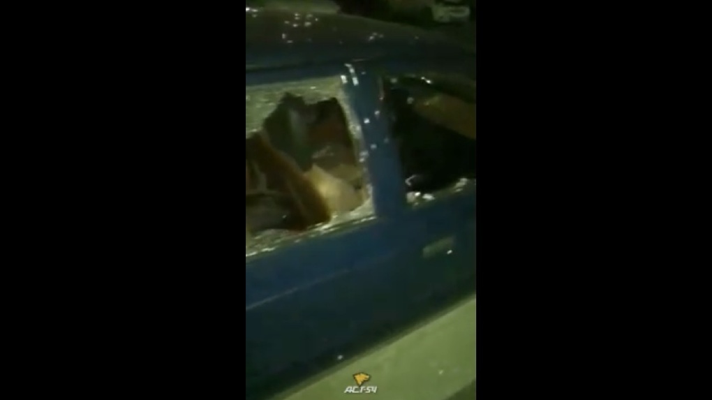 «Что-то психанул»: агрессивный новосибирец изрубил топором машину