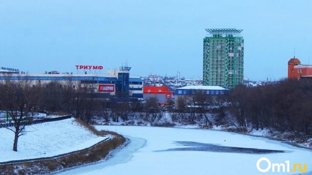 Омичи пожаловались на запах гари в «Триумфе» спустя почти месяц после пожара