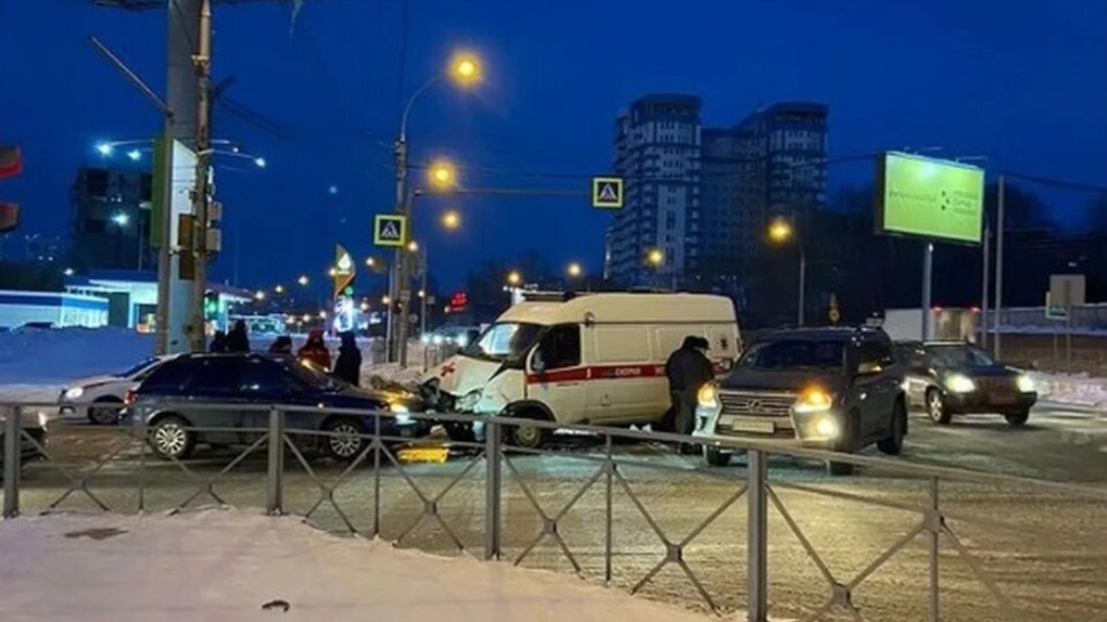 Машина скорой помощи с беременной женщиной попала в аварию в Новосибирске