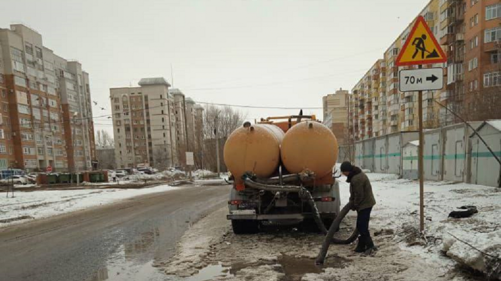 Дорожные службы Омска продолжают бороться с весенним паводком