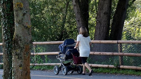 В Омске 20-летняя мать опрокинула коляску с ребёнком