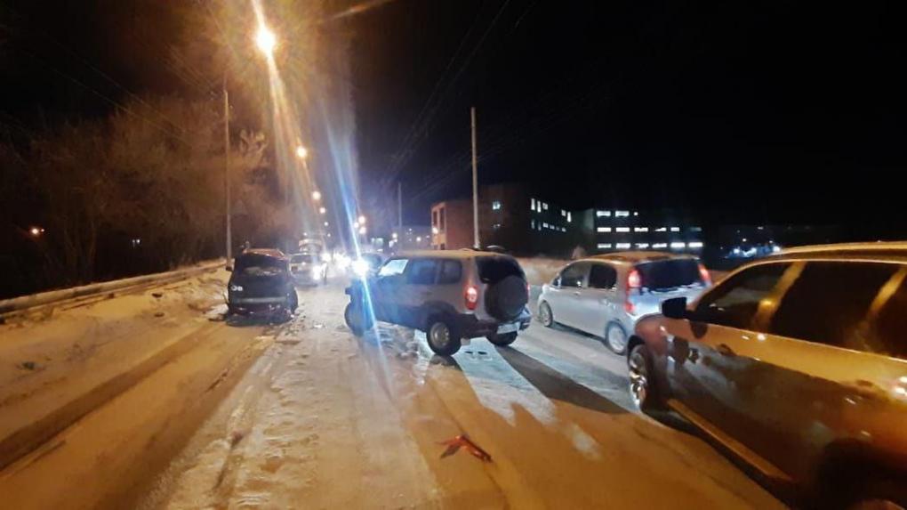 Девочки пострадали при лобовом столкновении Lexus и Chevrolet в Новосибирске