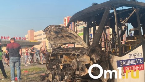 В Омске у Левобережного рынка загорелась маршрутка