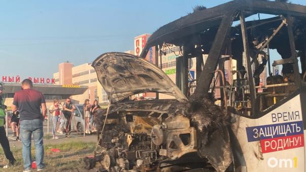 В Омске у Левобережного рынка загорелась маршрутка