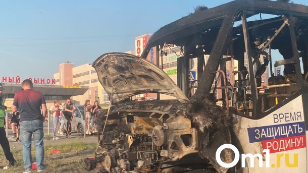 В Омске у Левобережного рынка загорелась маршрутка