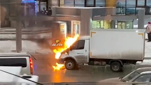 Страшное видео: в Новосибирске загорелась «Газель»