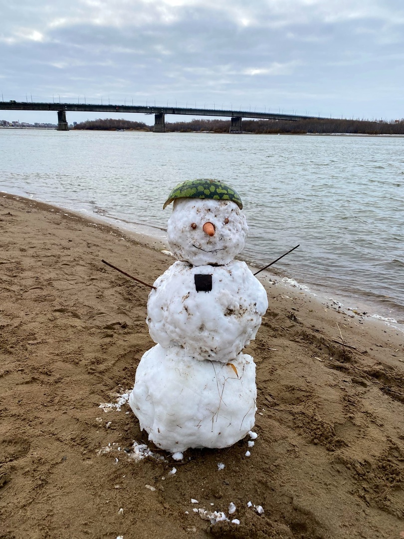 Снежный человек: омичи массово делятся кадрами первых снеговиков - ФОТО