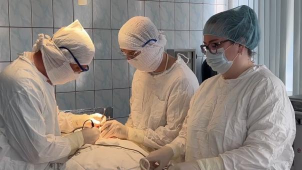 Омские врачи провели 12 операций, чтобы спасти пенсионера от целого «букета болезней»