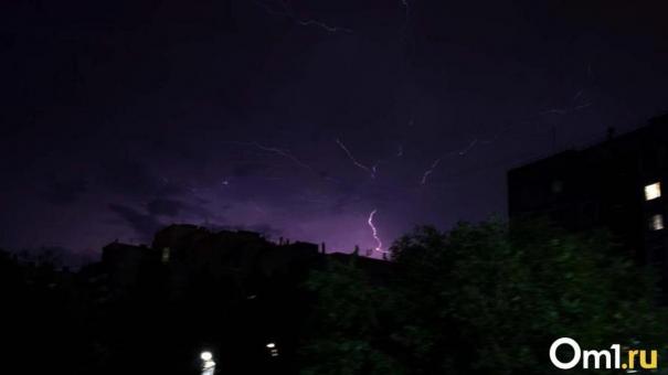Погода устроила омичам световое шоу: страшно красивые кадры ночной грозы