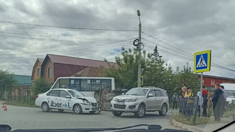 На Левом берегу иномарка перевернула ВАЗ