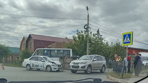 На Левом берегу иномарка перевернула ВАЗ