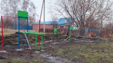 В Большереченском районе больше полугода не могут установить детскую площадку