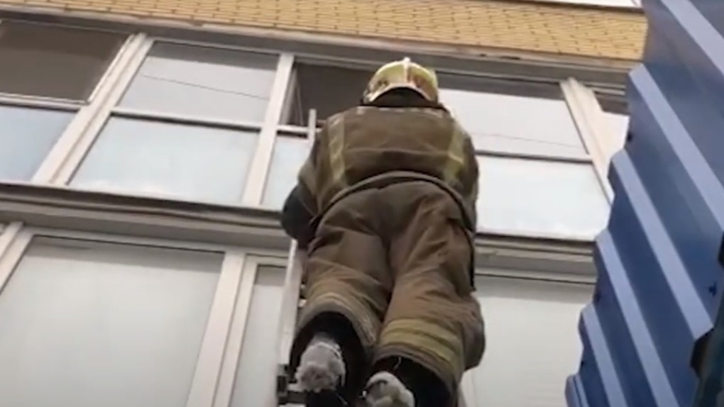 Омские пожарные спасли женщину, которую закрыл на балконе полуторагодовалый малыш