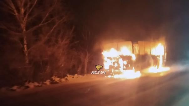 Автобус ПАЗ полностью выгорел на шоссе под Новосибирском