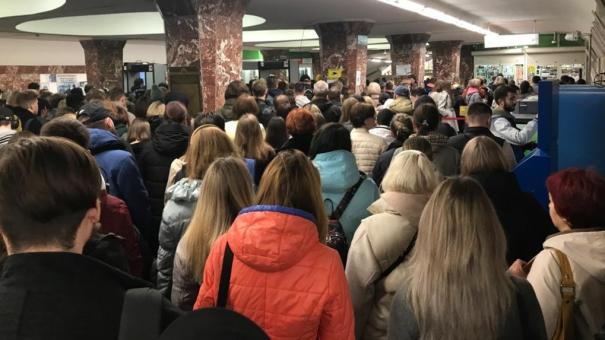 Пробка из людей образовалась в метро на площади Карла Маркса в Новосибирске
