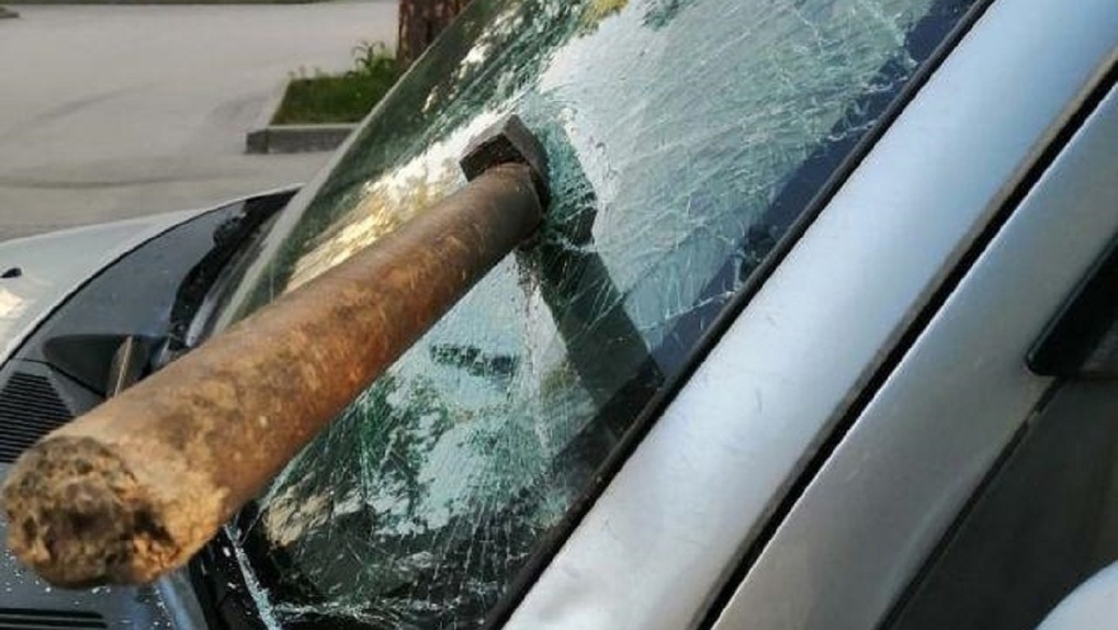 Возможно покушение? Неизвестный разбил топором лобовое стекло автомобиля жительницы Новосибирска
