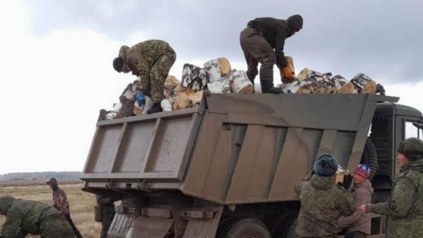 В день по 10-12 машин: омские лесхозы помогают мобилизованным дровами