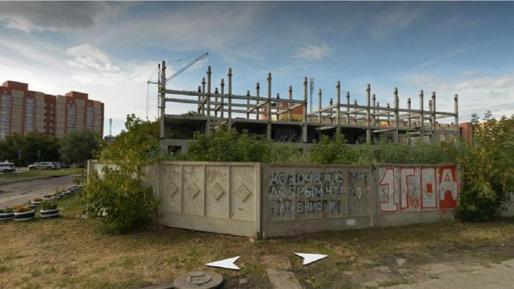 В Омске хотят разобрать недостроенное здание поликлиники
