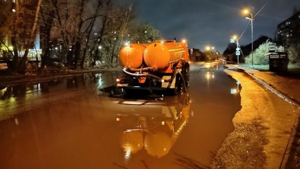 Уличные потопы. Омские ливнёвки не справляются с таким количеством снега и дождя