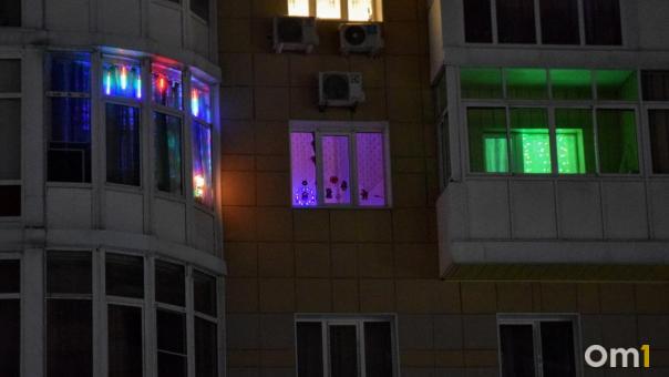 Неизвестный омич держал в страхе весь двор, бросаясь фекалиями из окна