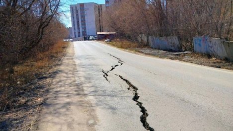 В Омске планируют перекрыть дорогу, которая из-за огромных трещин сползает в Омь