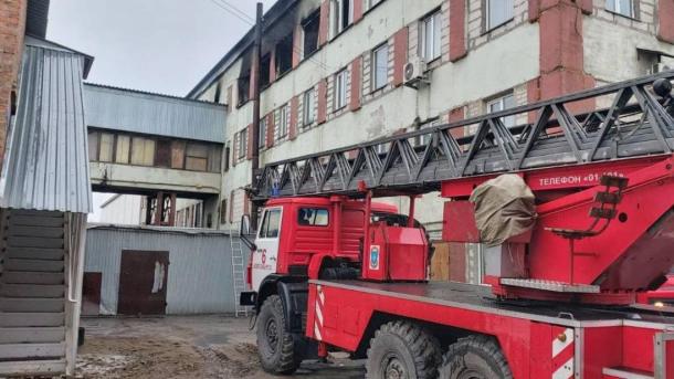 Спасатели вынесли из горящего помещения новосибирца без сознания