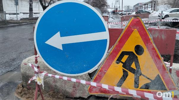 В Омске на Циолковского грузовик провалился под асфальт