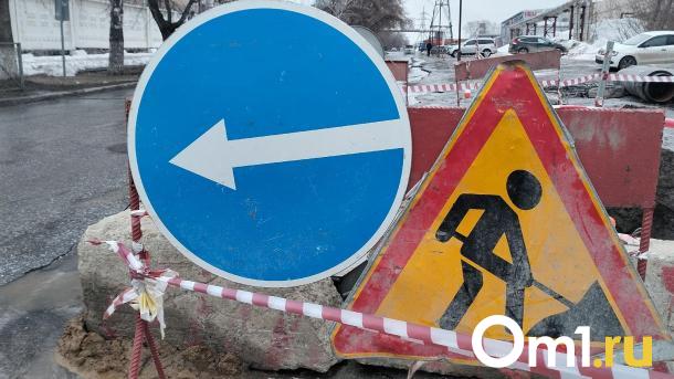 В Омске на Циолковского грузовик провалился под асфальт