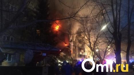 В омской пятиэтажке загорелась покрышка, из-за которой чуть не сгорел весь дом
