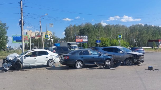 Две девочки пострадали при столкновении трёх машин на омском Левобережье