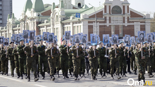 Глава Новосибирской области Андрей Травников пройдёт «Бессмертный полк» с табличками родных