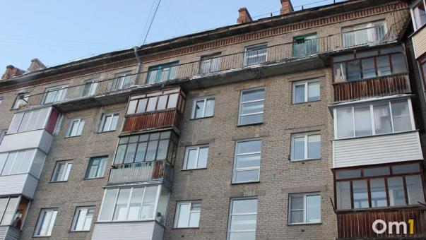За год в Омской области выпали из окон 11 детей