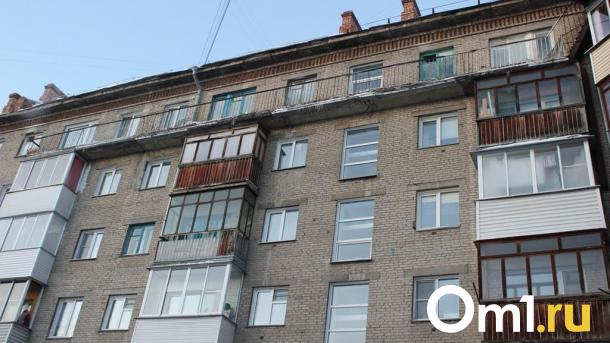 За год в Омской области выпали из окон 11 детей