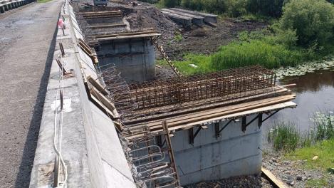 В Новосибирской области на год закрыли мост через реку Ича