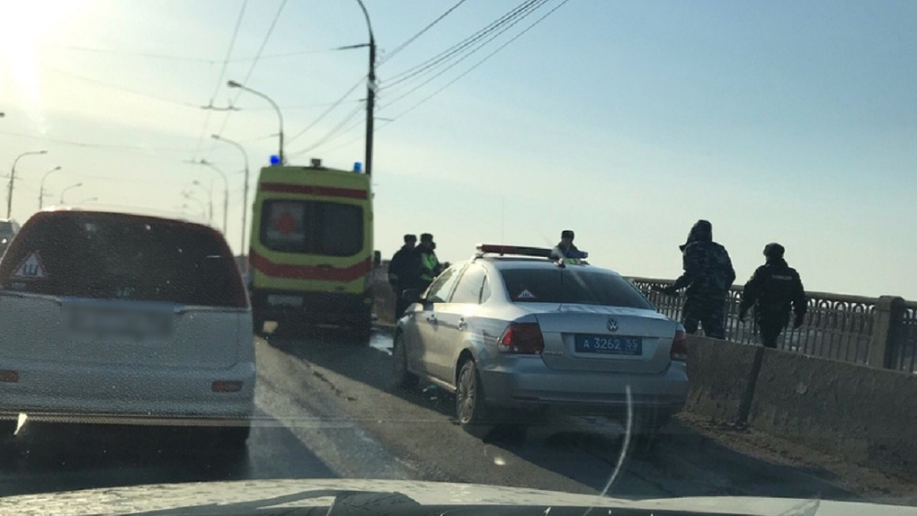 Инцидент омск. Аварийный Омск Ленинградский мост. Омск люди на мосту.