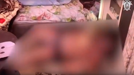 Отец даже не успел выйти из спальни. СК показал место убийства омской семьи